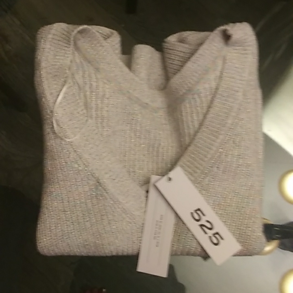 NWT! 525 short sleeve sweater, white with opalescent threads.Sz.S